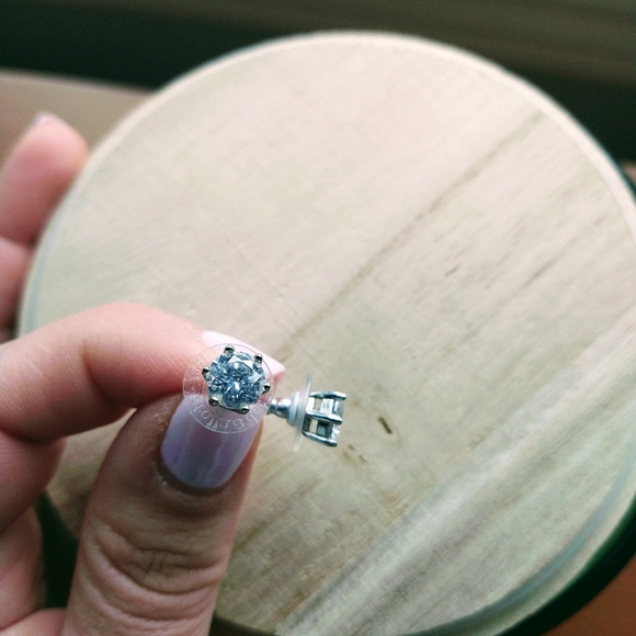 Earings - Picture 2 of 2